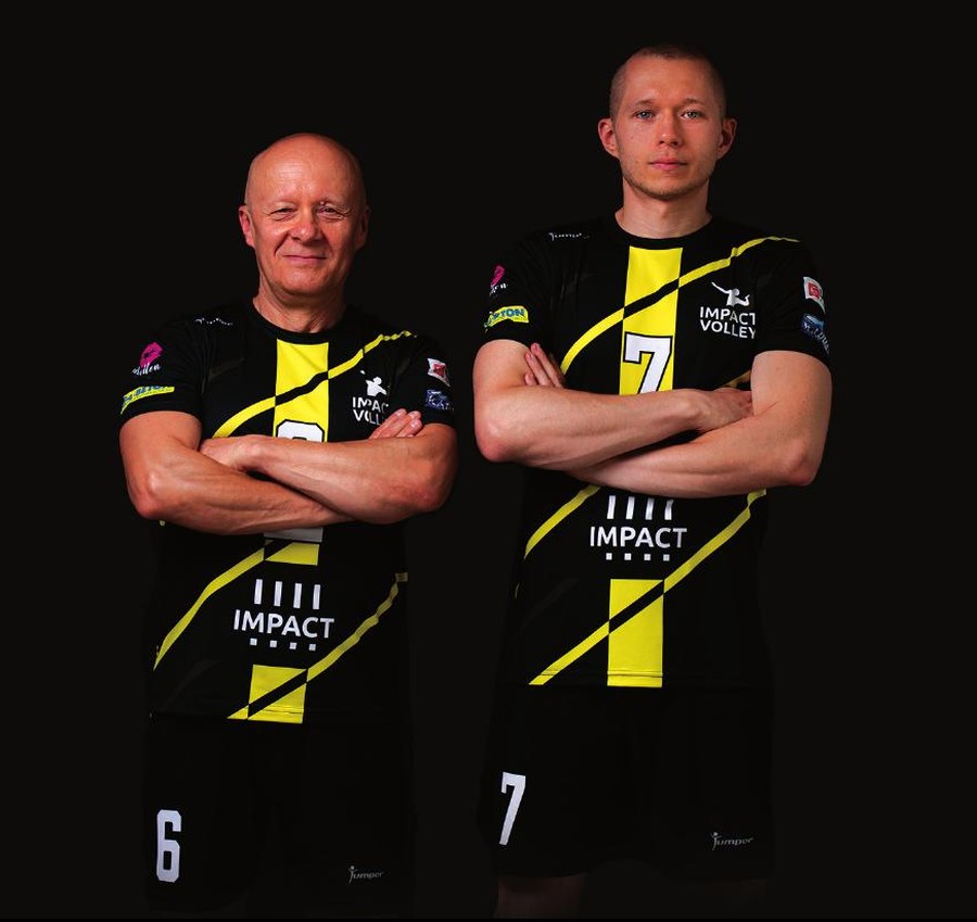 Dwóch zawodników Impact Volley w strojach meczowych