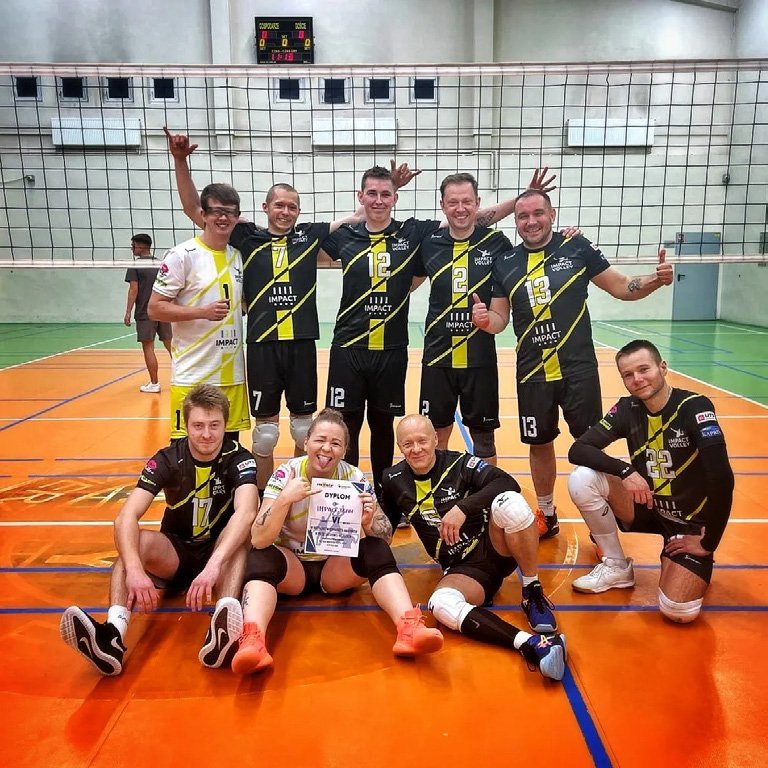 Drużyna Impact Team na hali po zwycięskim meczu
