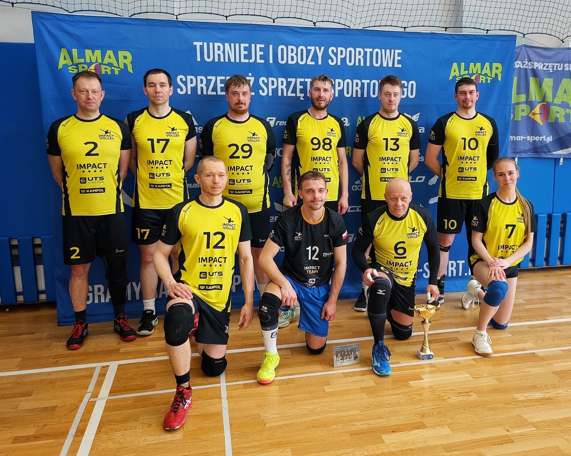 Impact Team z pucharem po turnieju