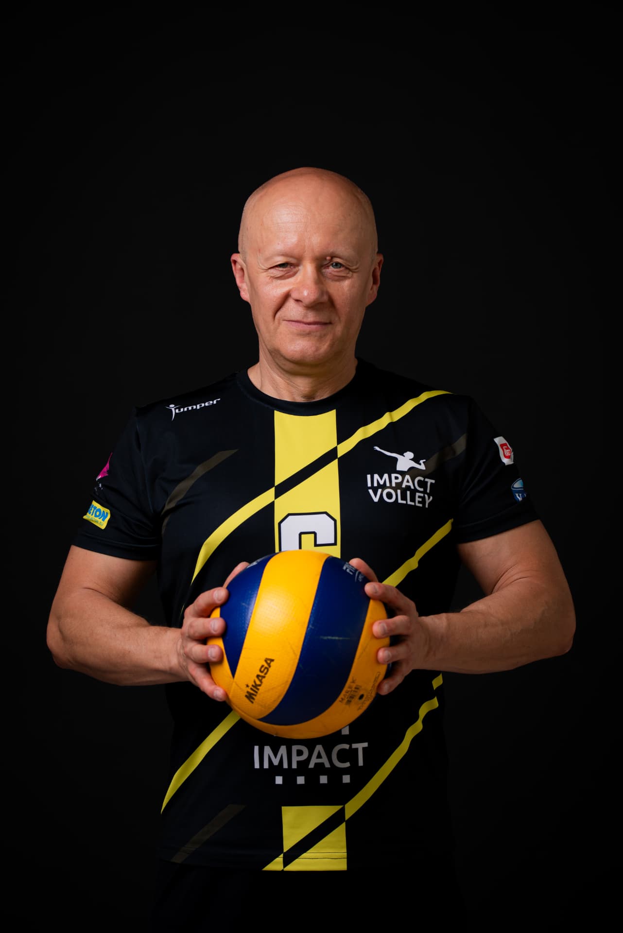 Kapitan Impact Team z piłką