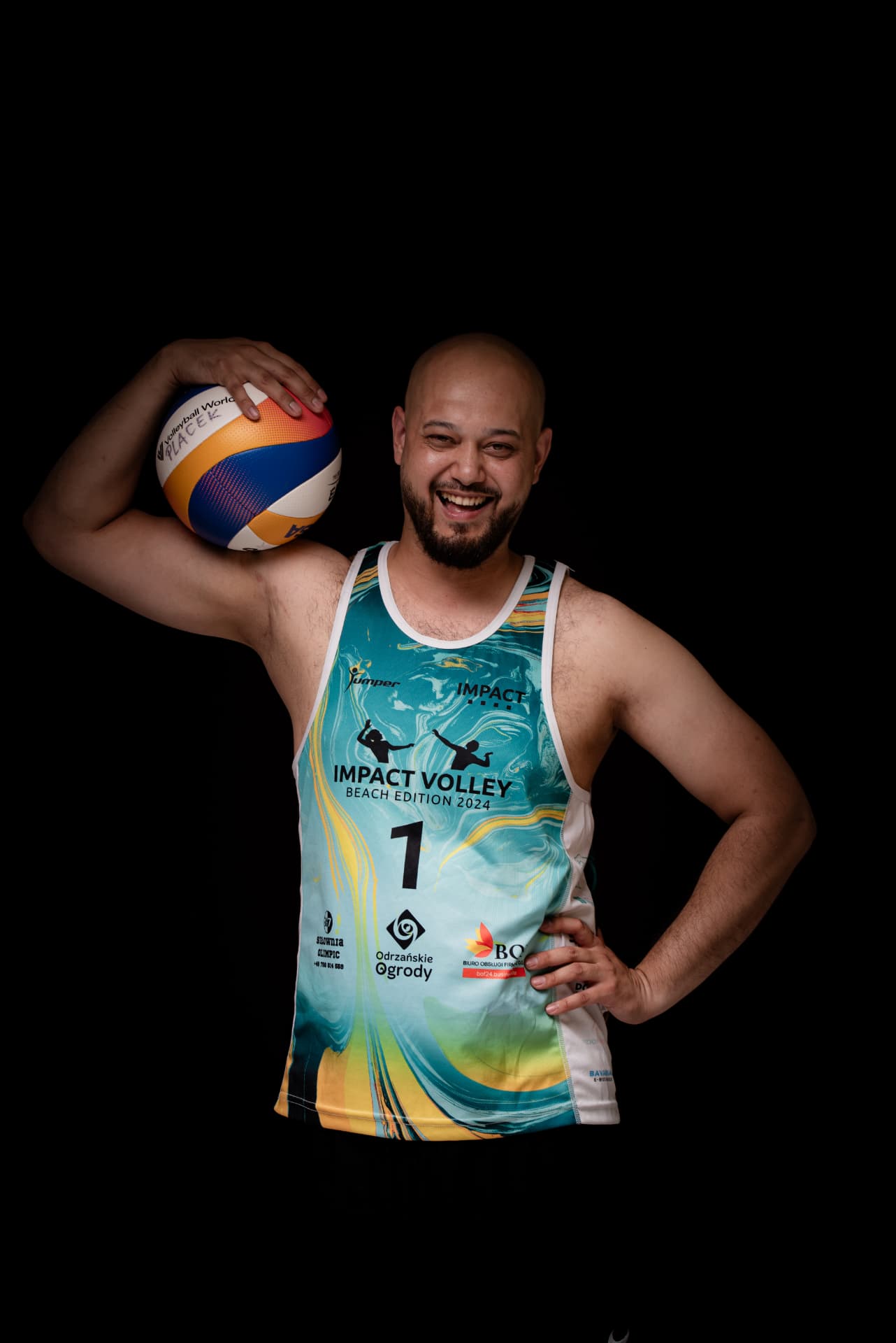 Uśmiechnięty zawodnik Impact Volley Beach Edition