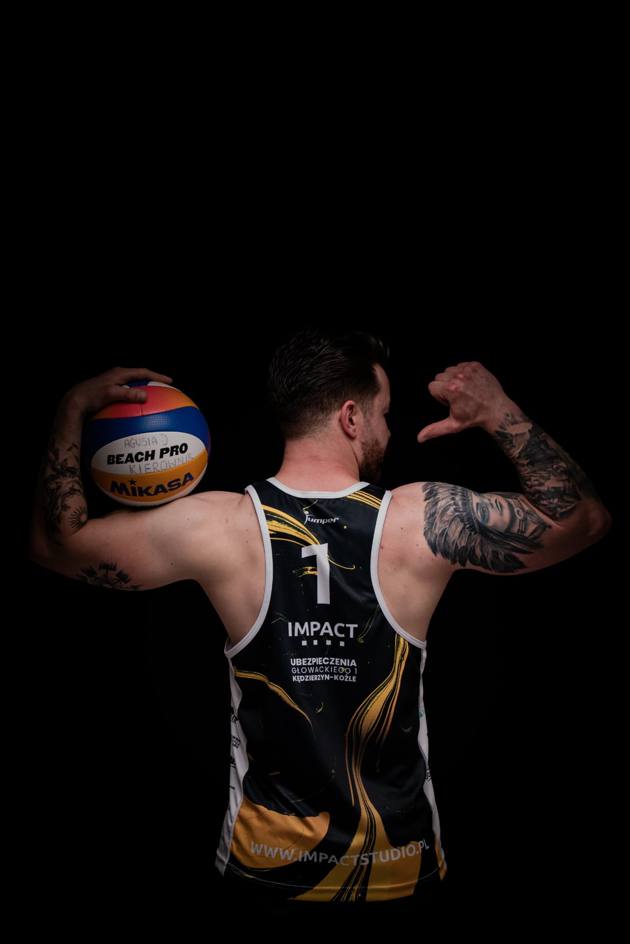 Zawodnik Impact Volley z logo partnera na plecach